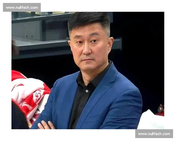 杜锋vs阿日冲突再起场边对峙引热议裁判尺度成焦点联赛风波持续发酵